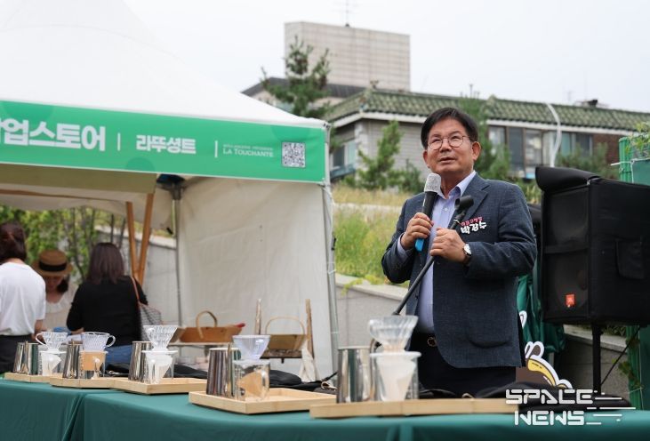 망원커피페스트의 성공적인 개최를 축하하는 박강수 마포구청장