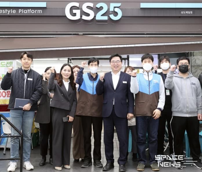 박일하 동작구청장(앞줄 오른쪽 세 번째)이 지난 2023년 동작지역자활센터 편의점 사업단 현장을 방문해 관계자들을 격려한 후 기념 촬영하고 있다.