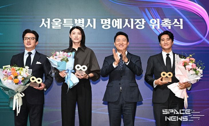 오세훈 서울시장이 15일 오전 명예시장 위촉식 및 토크콘서트에서 서울 명예시장으로 위촉된 배우 정준호, 전 배구선수 김연경, 배우 신현준과 기념촬영하고 있다.