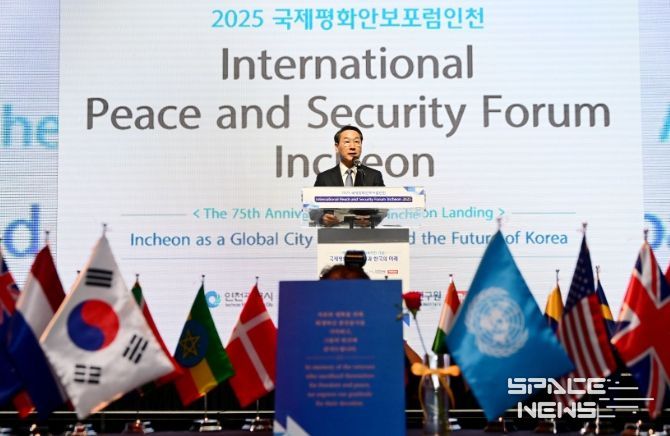 유정복 인천광역시장이 15일 송도컨벤시아에서 열린 '2025 국제평화안보포럼인천'에서 개회사를 하고 있다.