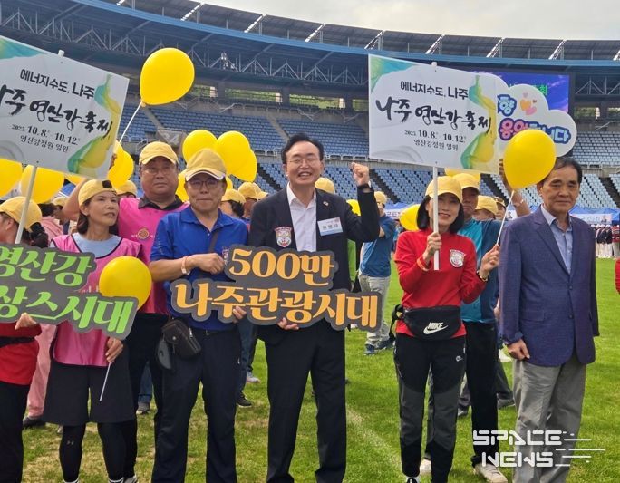 윤병태 나주시장(오른쪽 세 번째)과 강성현 회장(오른쪽 네 번째)이 행사장 입장을 하고 있다.