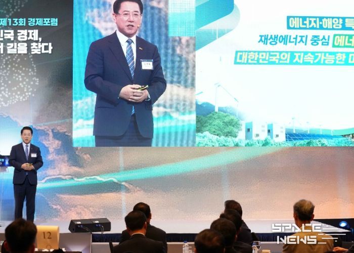김영록 전라남도지사가 15일 서울 롯데호텔에서 ‘대한민국 경제, 지방에서 길을 찾다’라는 주제로 열린 경제포럼에 참석해 ‘에너지 해양 특화도시 전남’을 주제로 발표하고 있다.