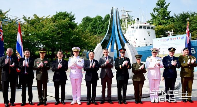 유정복 인천광역시장이 15일 월미공원에서 인천상륙작전 조형물을 제막하고 있다.