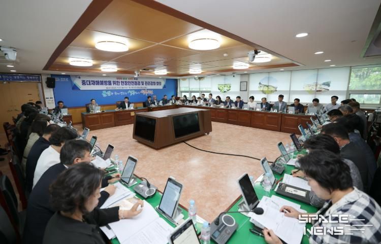 8일 군청 상황실에서 열린 중대재해예방 현장안전 관리강화 회의