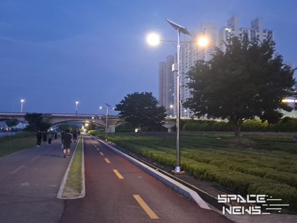 남구 여천천·태화강 산책로 안심가로등 플러스 지원사업 최종 선정(태화강 산책로 태양광 가로등 야간 점등사진)