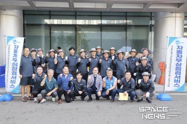 유성훈 금천구청장(첫 번째 줄 다섯 번째)이 자동차 정비 요원들과 단체 사진을 촬영하고 있다