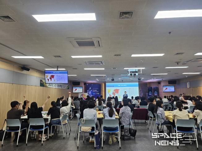 수성구청 직원들이 ‘도전! 청렴오락실’ 프로그램에 참여하여 청렴 퀴즈를 풀고 있다.