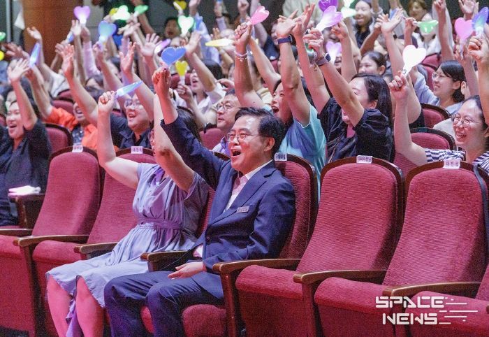 진교훈 서울 강서구청장(맨 앞줄 오른쪽 첫 번째)이 강서구민회관에서 열린 육아 고민 발산 토크쇼 ‘소통왕 말자 할매’에서 양육자들과 함께 공연을 즐기고 있다.