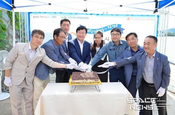 오일허브코리아여수(주)(상무이사 나용철)와 함께 묘도동 한부모가정을 위한 ‘희망하우스 28호’를 준공하고 지난 17일 현판식을 개최했다.