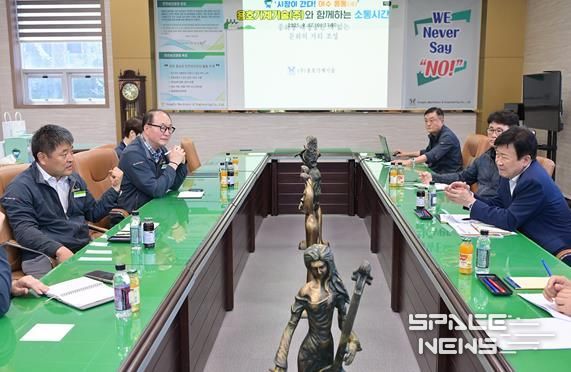 정기명 여수시장이 지난 17일 여수국가산단 내 용호기계기술을 방문해 석유화학 경기침체로 어려움을 겪고 있는 기업 현장을 점검하고 임직원들을 격려했다.