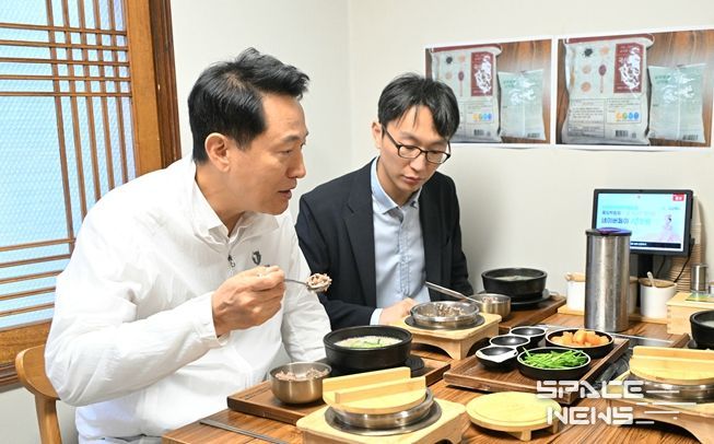 오세훈 시장이 19일 중구 소재 식당에서 정희원 서울건강총괄관과 '더 건강한 서울 9988-3·3·3·3 프로젝트'의 핵심사업인 '통쾌한 한끼' 추진 전략을 논의하고 있다.