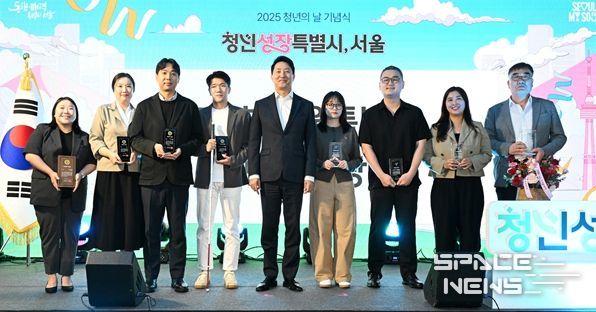 오세훈 서울시장이 20일(토) ‘AP AGAIN(성수일로4길 12)’에서 열린 ‘2025 서울 청년의 날 기념식’에서 ‘서울특별시 청년상’ 수상자와 기념 촬영하고 있다.