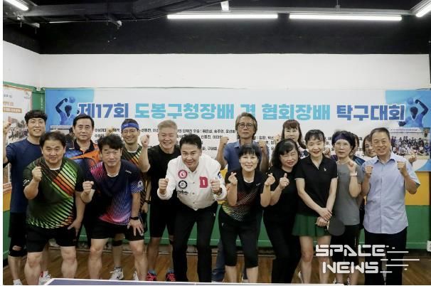 오언석 도봉구청장(가운데)이 한양탁구클럽 동호인들과 단체 사진을 찍고 있다