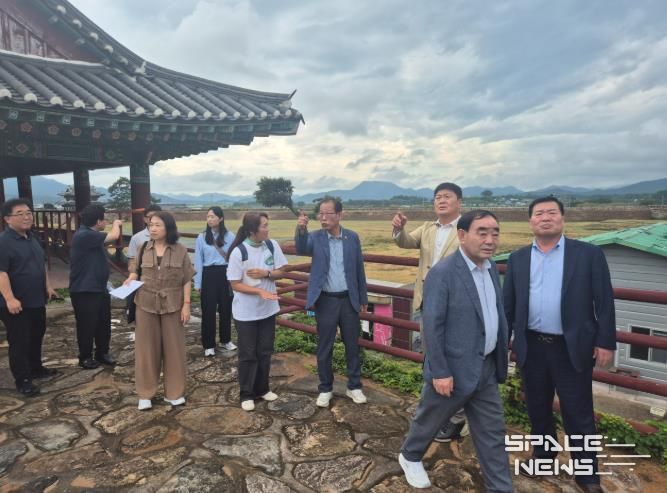 울산시의회 방문단이 병영면 도시재생사업 현장을 둘러보는 모습