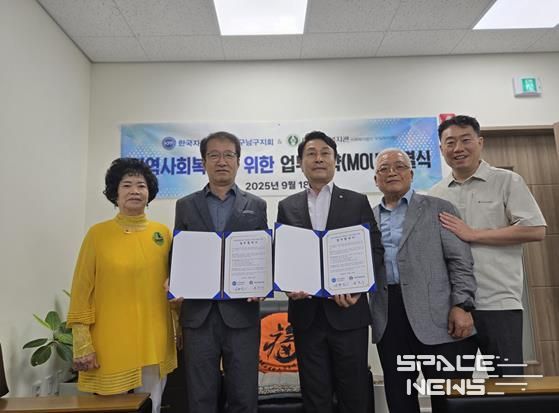 왼쪽부터 남구자유총연맹 안임순 여성회장, 대명사회복지관 설찬수 관장, 남구자유총연맹 김학민 회장, 남구자유총연맹 배동습 위원장협의회 회장, 대명사회복지관 박상민 부장이 업무협약 체결 기념사진을 찍고 있다.