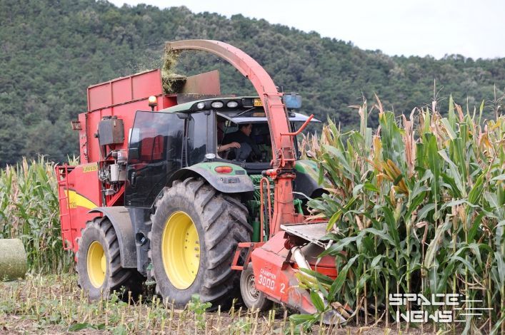 보은군, 최신식 조사료 장비 도입으로 생산성과 효율성 대폭 향상-최재형 군수가 직접 장비 시연하는 모습