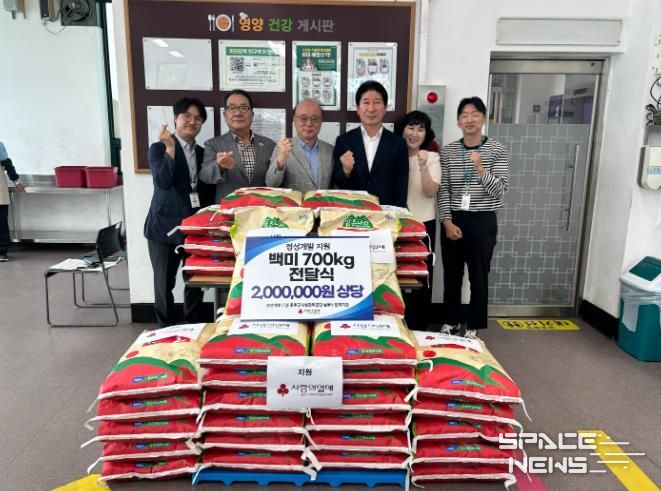 남부노인복지관, 정성개발 백미 지원에 따른 전달식 진행