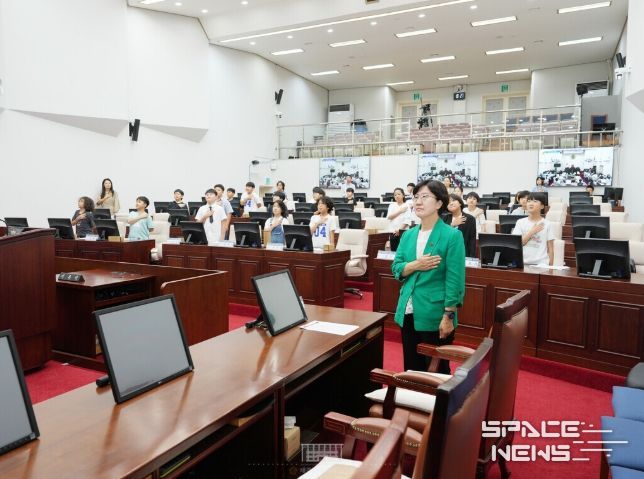 귀덕초등학교 및 납읍초등학교 학생자치회는 2025년 9월 22일(월) 오전 10시 본회의장에서 2025 청소년 의회 의정체험을 실시했다. 이날 교육위원회 고의숙 의원이 학생들을 맞이하여 환영사를 했다.