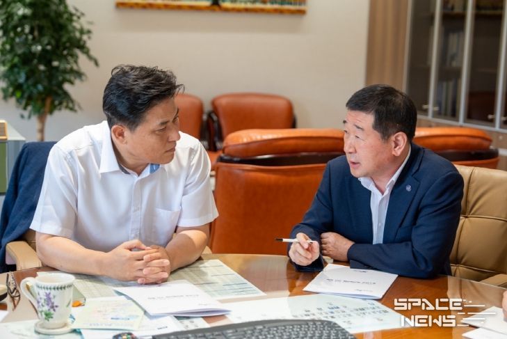 증평군 한국 수자원공사 방문(문숙주 수자원공사 수도부문장과 이야기나누는 이재영군수)