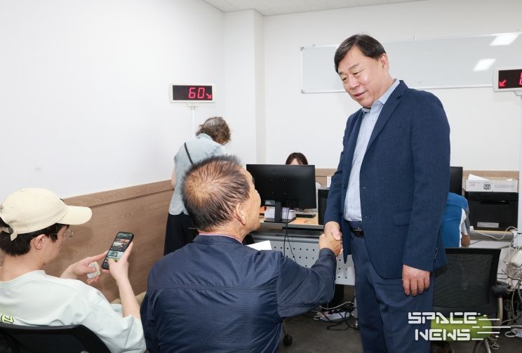 김종훈 동구청장은 22일 2차 민생회복 소비쿠폰 신청 및 지급 관련전하2동행정복지센터 등을 방문해 업무담당자 격려 및 민원인 상담 안내를 돕고 있다.