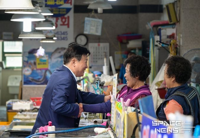 정기명 여수시장이 지난 22일 추석 명절을 앞두고 관내 전통시장을 찾아 민생회복 소비쿠폰 조기 사용을 독려하고 소상공인을 격려했다.