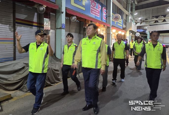 김종훈 동구청장은 22일 오후 8시 월봉시장을 비롯한 화정동 일원에서 화정동 자율방범대원들과 환경정비 및 청소년 선도 등 합동 순찰 활동을 가졌다.