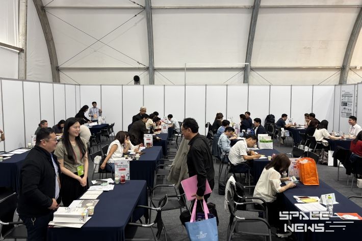 2025제천국제한방천연물산업엑스포 산업관 수출상담 열기 후끈