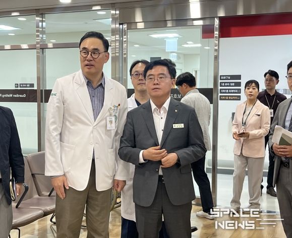 진교훈 서울 강서구청장(맨앞 왼쪽 두 번째)이 24일(수) 추석을 앞두고 이대서울병원 응급의료센터를 찾아 의료 현장을 살펴보고 있다.