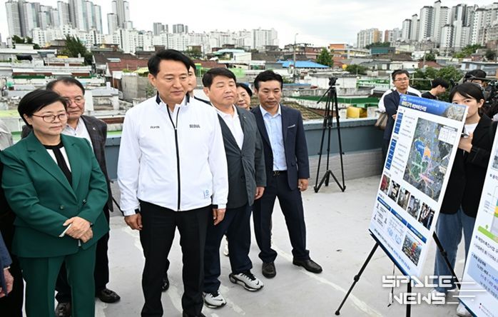 24일 미아2 재정비촉진구역을 찾은 오세훈 서울시장이 사업 현황을 청취하고 있다.