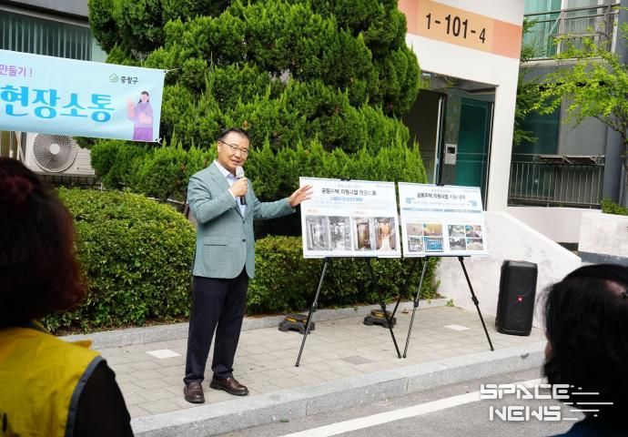 현장을 찾은 류경기 중랑구청장과 관계자들의 모습