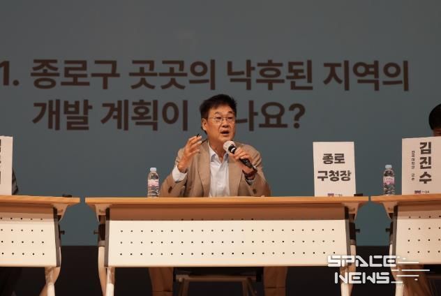 재개발사업 관련 질문에 답변하는 정문헌 구청장의 모습