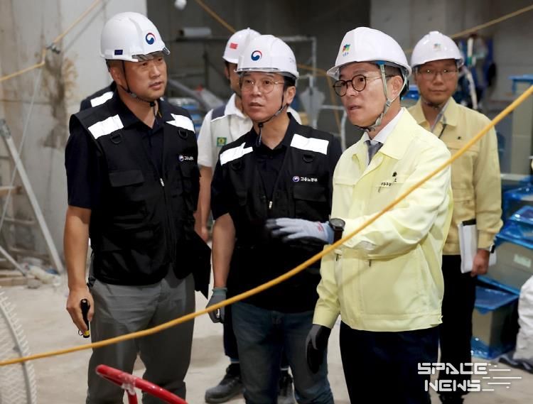 정원오 성동구청장과 김영훈 고용노동부 장관이 성동구의 건설 현장을 합동점검 중인 모습