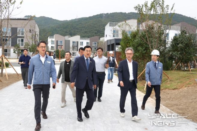 주낙영 경주시장이 24일 APEC 지원인력 숙소로 활용될 한수원 동천 사택 신축 현장을 둘러보고 있다.