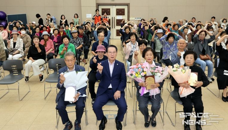 괴산군, 제18회 치매 극복의 날 맞아 치매돌봄가족 유공자 표창...“치매여도 괜찮아”