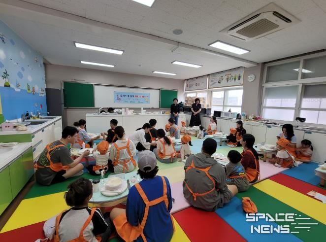 울진군어린이급식관리지원센터는 이용 아동의 가족 20가구를 대상으로 특화사업‘우리가족 모두 파티시에’체험행사를 열었다