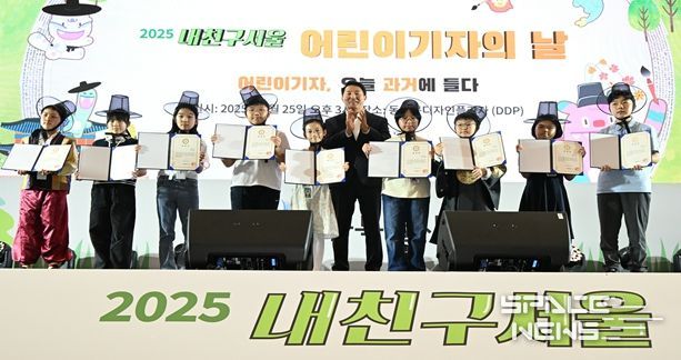 오세훈 시장이 25일(목) DDP 아트홀1에서 개최된 '2025 내친구서울 어린이기자의 날 행사'에서 모범 어린이기자와 기념 촬영하고 있다.