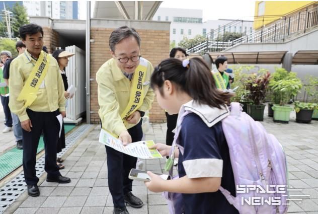 유성훈 금천구청장이 지난 25일 금나래초등학교 앞에서 유괴 예방 안전 수칙을 홍보하고 있다