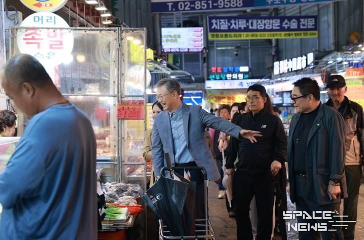 장인홍 구로구청장이 지난 24일 열린 ‘추석 맞이 장터달구미’ 행사에서 관내 전통시장을 방문해 시장 상인과 이야기를 하고 있다.