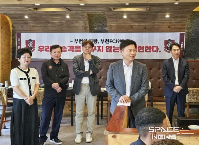 조용익 부천시장이 오찬에서 부천FC선수단에게 격려의 말을 전하고 있다.