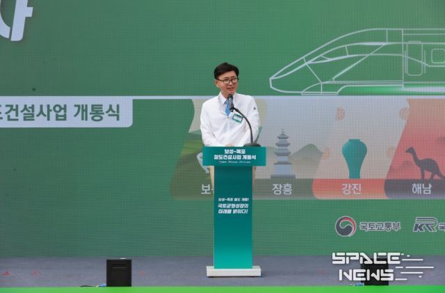 보성군, 남해선 개통으로 남해안 관광의 중심지로 도약_ 26일 신보성역에서 ‘보성~목포 철도건설사업 개통식’에서 김철우 보성군수가 축사를 하고 있다