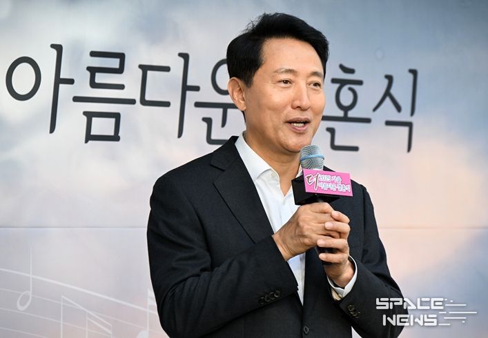 25일 남산 한남 웨딩가든에서 열린 '더 아름다운 결혼식 칸타빌레'에서 오세훈 서울시장이 인사말 하고 있다.