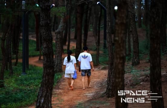 울진군, 단체 관광객에 관광버스 지원-관광객이 월송정 맨발걷기 중