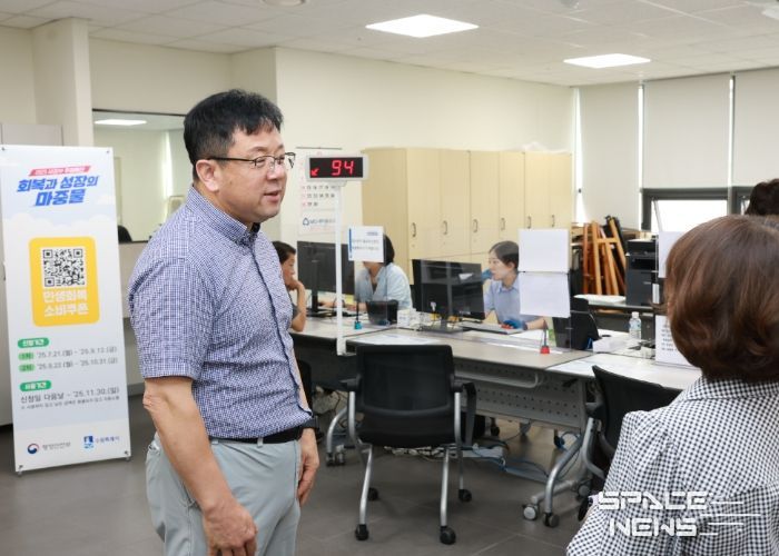 김현수 수원시 제1부시장이 26일 영화동행정복지센터를 찾아 민생회복 소비쿠폰 신청 현장을 살펴보고 있다.