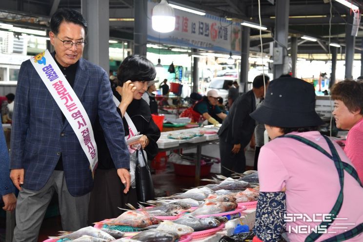 울산 울주군이 추석 명절을 맞아 28일 남창옹기종기시장에서 ‘추석맞이 전통시장 장보기 행사’를 개최한 가운데 이순걸 군수와 관계 공무원들이 제수용품을 구입하고, 전통시장 이용 홍보 캠페인을 펼쳤다.