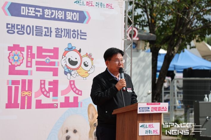 한가위맞이 ‘댕댕이 한복패션쇼’ 개최를 축하하는 박강수 마포구청장