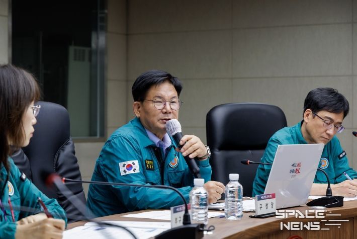 국가정보자원관리원 화재 관련 비상대책회의를 주재하고 있는 박강수 마포구청장