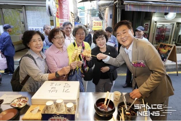 추석을 앞두고 창신골목시장을 찾은 정문헌 종로구청장