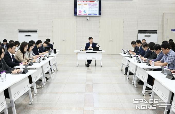 이민근 안산시장이 간부 공무원들과 회의를 진행하고 있다.