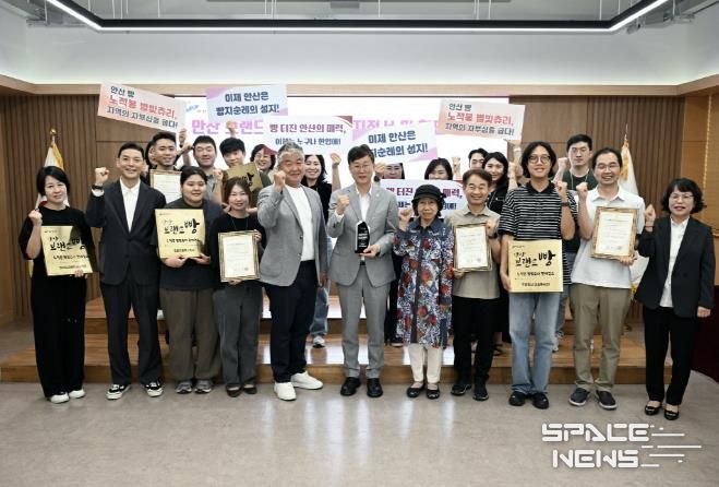 이민근 안산시장이 시청 제1회의실에서 안산 브랜드 빵 ‘노적봉 별빛츄리’ 판매 지정업소 현판 전달식을 진행하고 함께 기념촬영을 하고 있다.