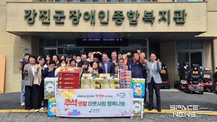 강진원 강진군수가 추석 명절을 맞아 장애인종합복지관을 위문하고 있다.